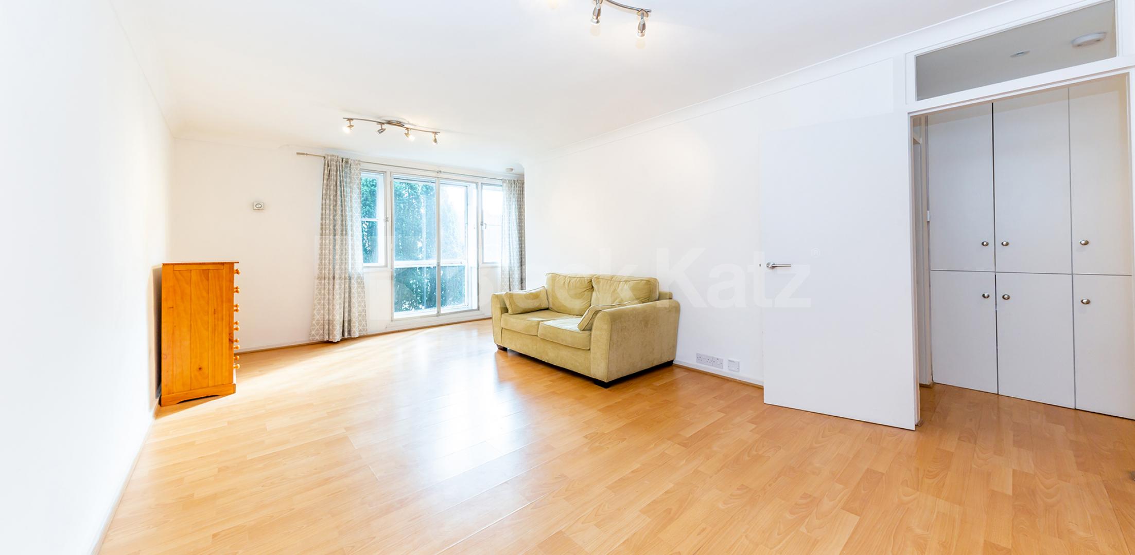 Spacious studio set in a secure private building overlooking Regents Park Cumberland Terrace, Regents Park / Marylebone